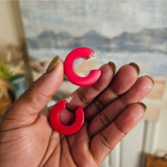 Retro Vintage Red Chunky Style Flat Hoop Statement Earrings. - Picture 4 of 15